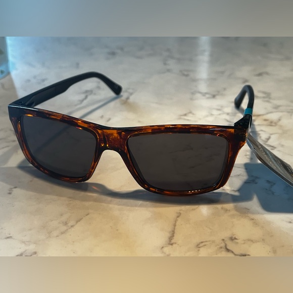 Assorted Sunglasses Lot - Falls Creek, Ophelia Roe, Foster Grant - 5 pairs
NWT main image 16
